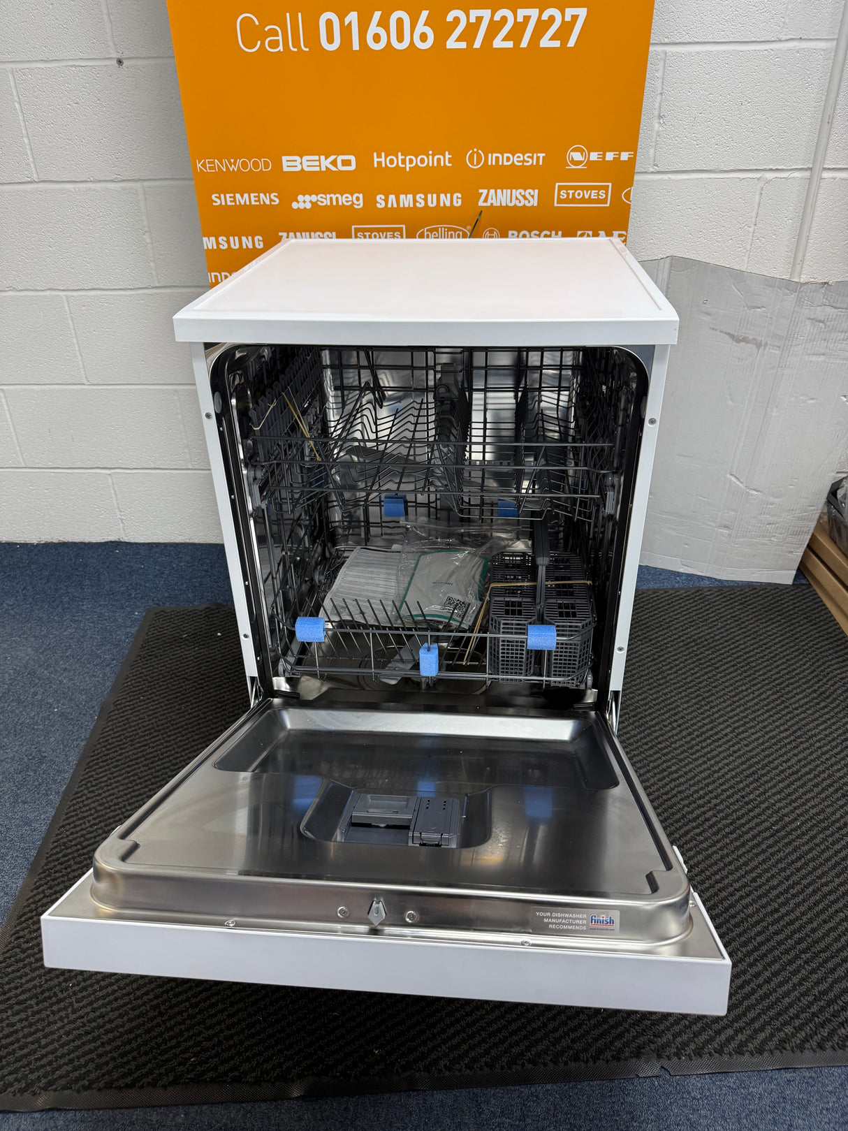 Hisense HS642D90WUK 14 Place Settings Full-Size Freestanding Dishwasher in White - D rated - (Graded) - HW182400