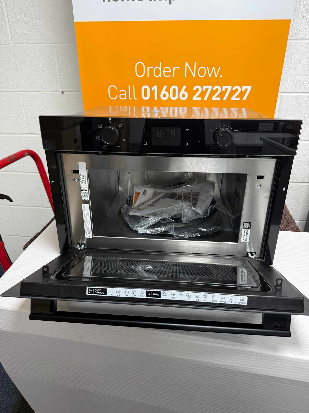 Hotpoint HPD 254CR BUK (92) 1000W 31 Litre Built-in Microwave and Grill in Black - (Blemished) - HW182492