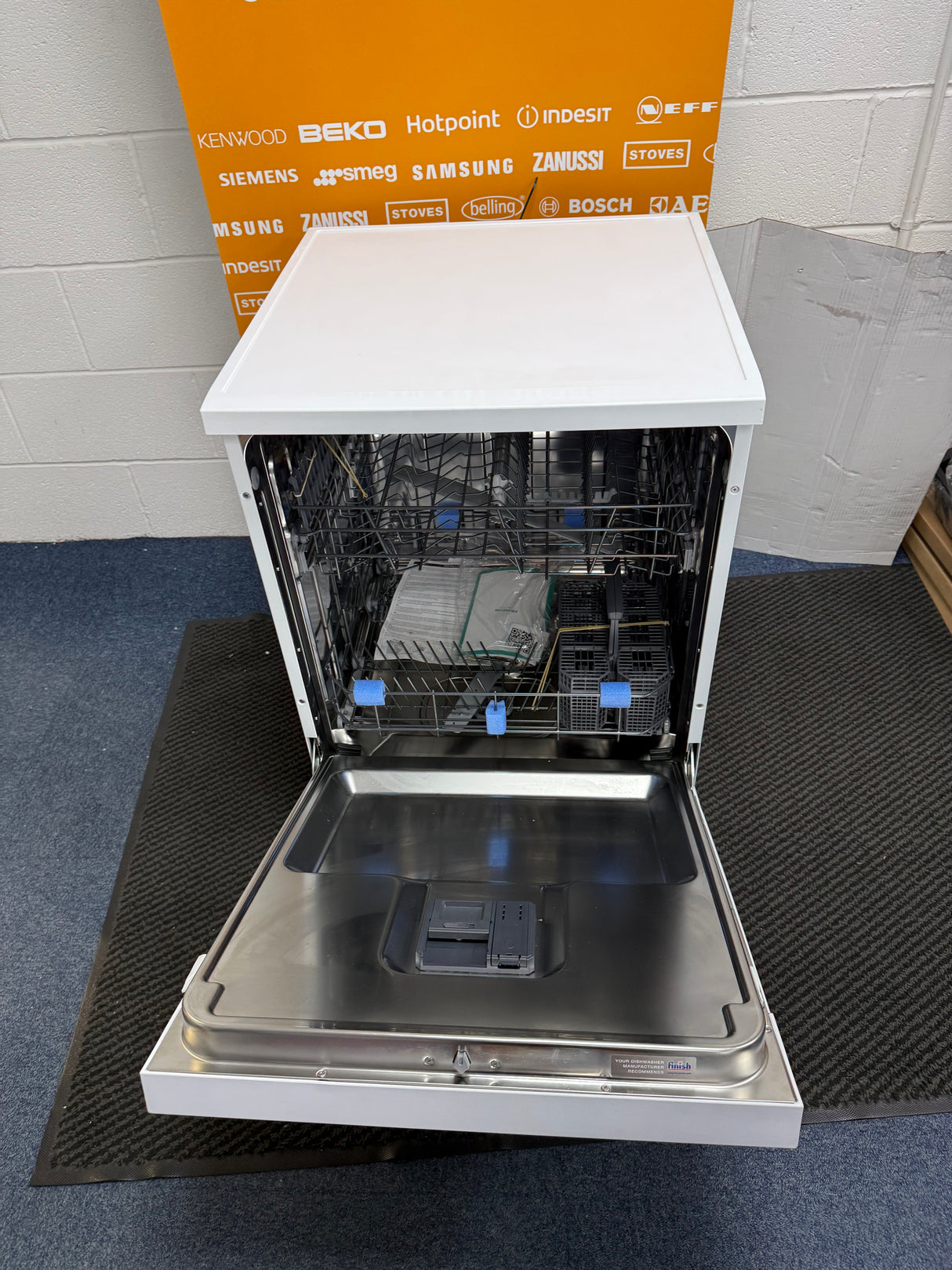 Hisense HS642D90WUK 14 Place Settings Full-Size Freestanding Dishwasher in White - D rated - (Graded) - HW182400