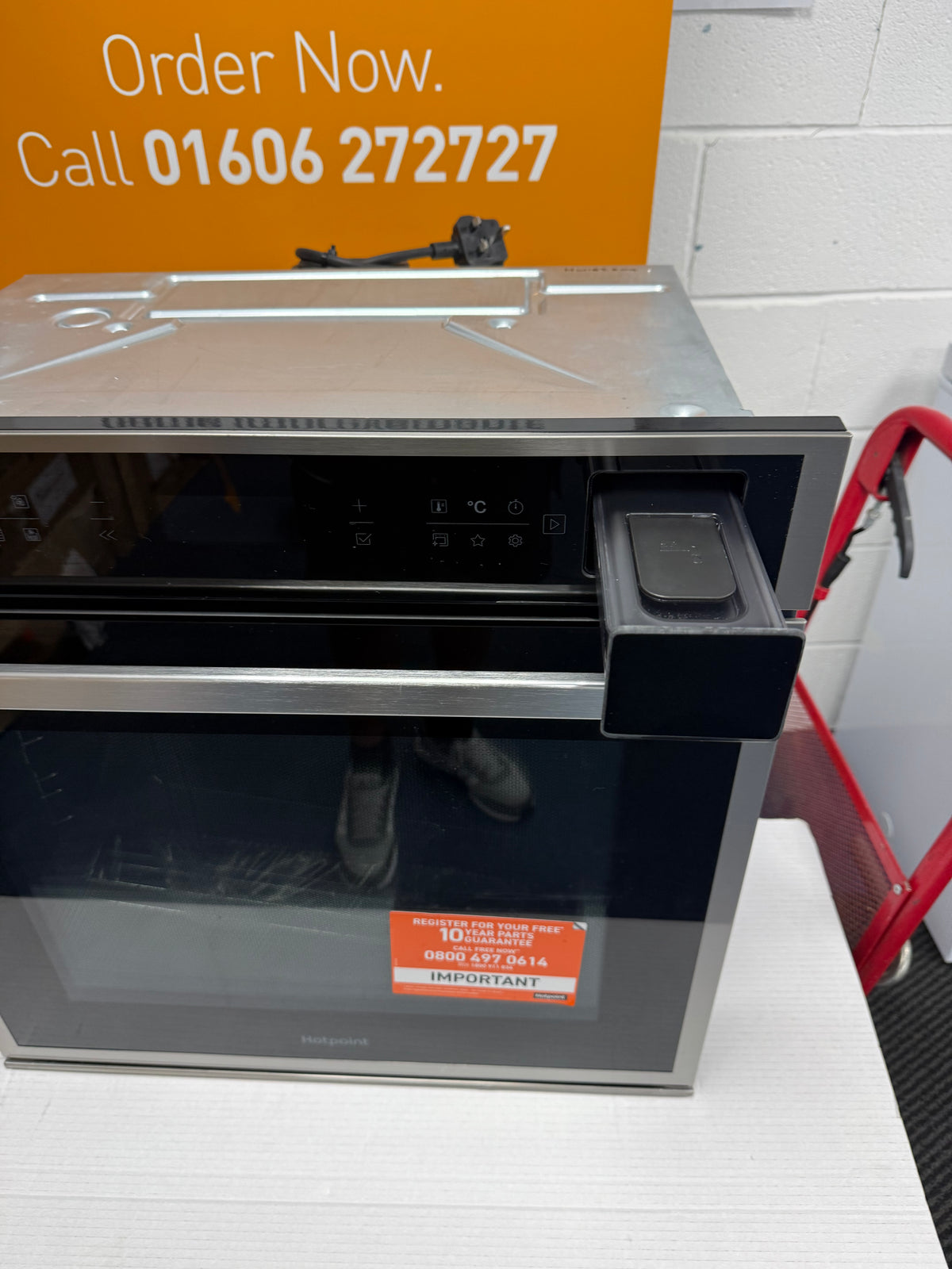 Hotpoint Class 6 HOI6A8PT1SXUK (45) Built in Single AirFry Oven with Pyrolytic Self Cleaning in Stainless Steel - (Ex Display Bemished) - HW182804