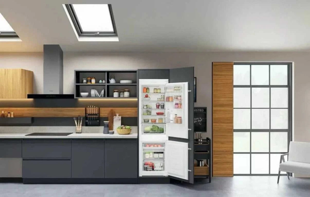 Hotpoint HTC18 T112 UK (84) 70/30 No Frost Integrated Fridge Freezer with Sliding Hinge - E Rated - (Graded Dented ) - HW182784