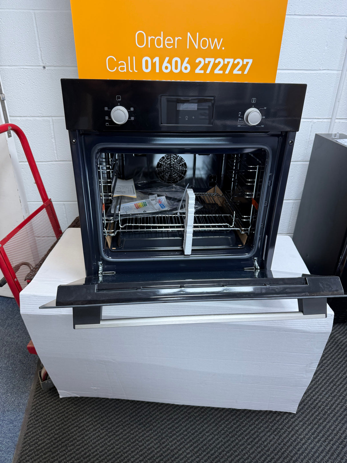 Bosch Series 2 HHF113BA0B (69) Built-In Electric Single Oven in Black with 13 Amp Plug - A Rated - (Ex Display) - HW182504