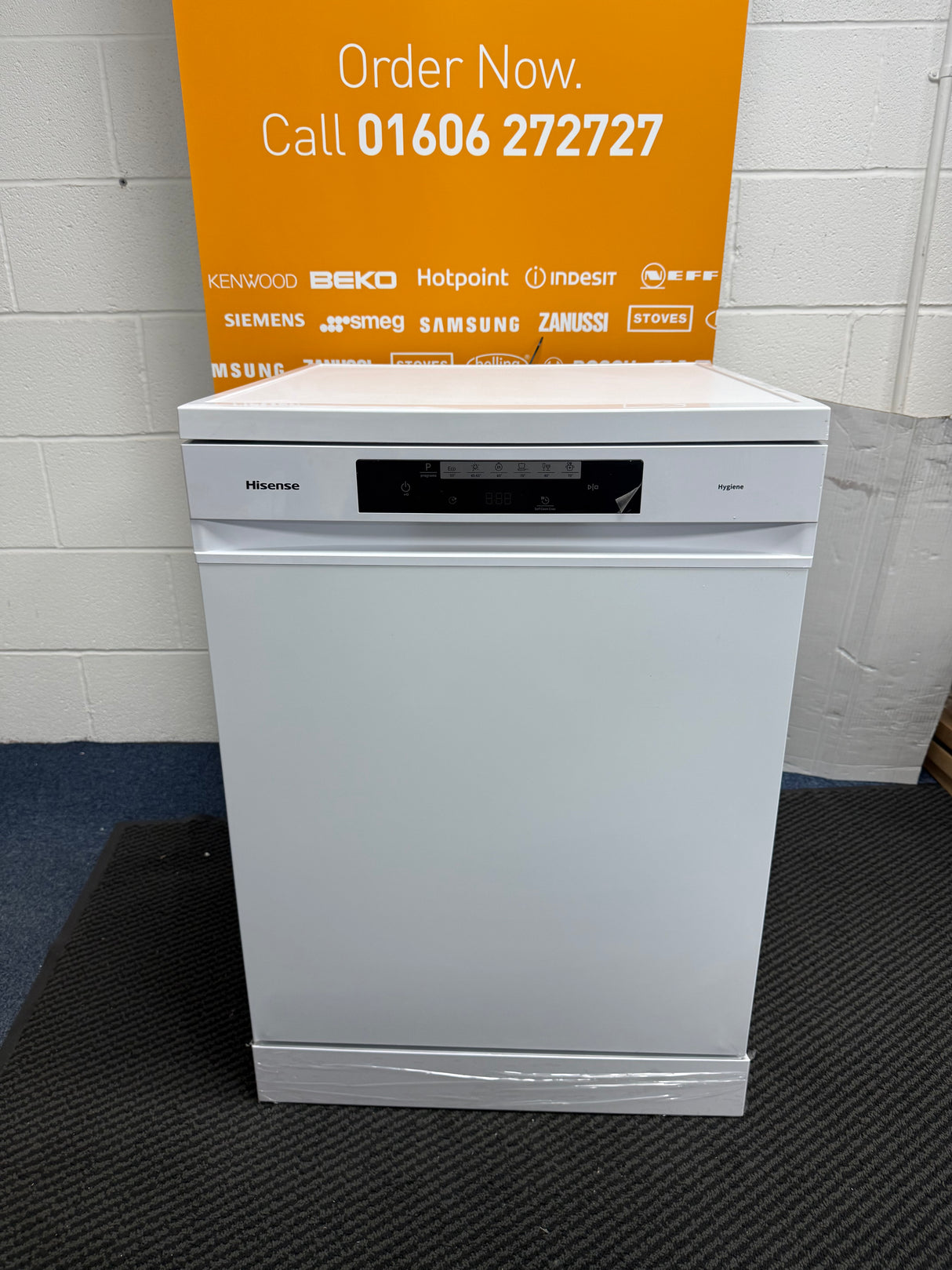Hisense HS642D90WUK 14 Place Settings Full-Size Freestanding Dishwasher in White - D rated - (Graded) - HW182400