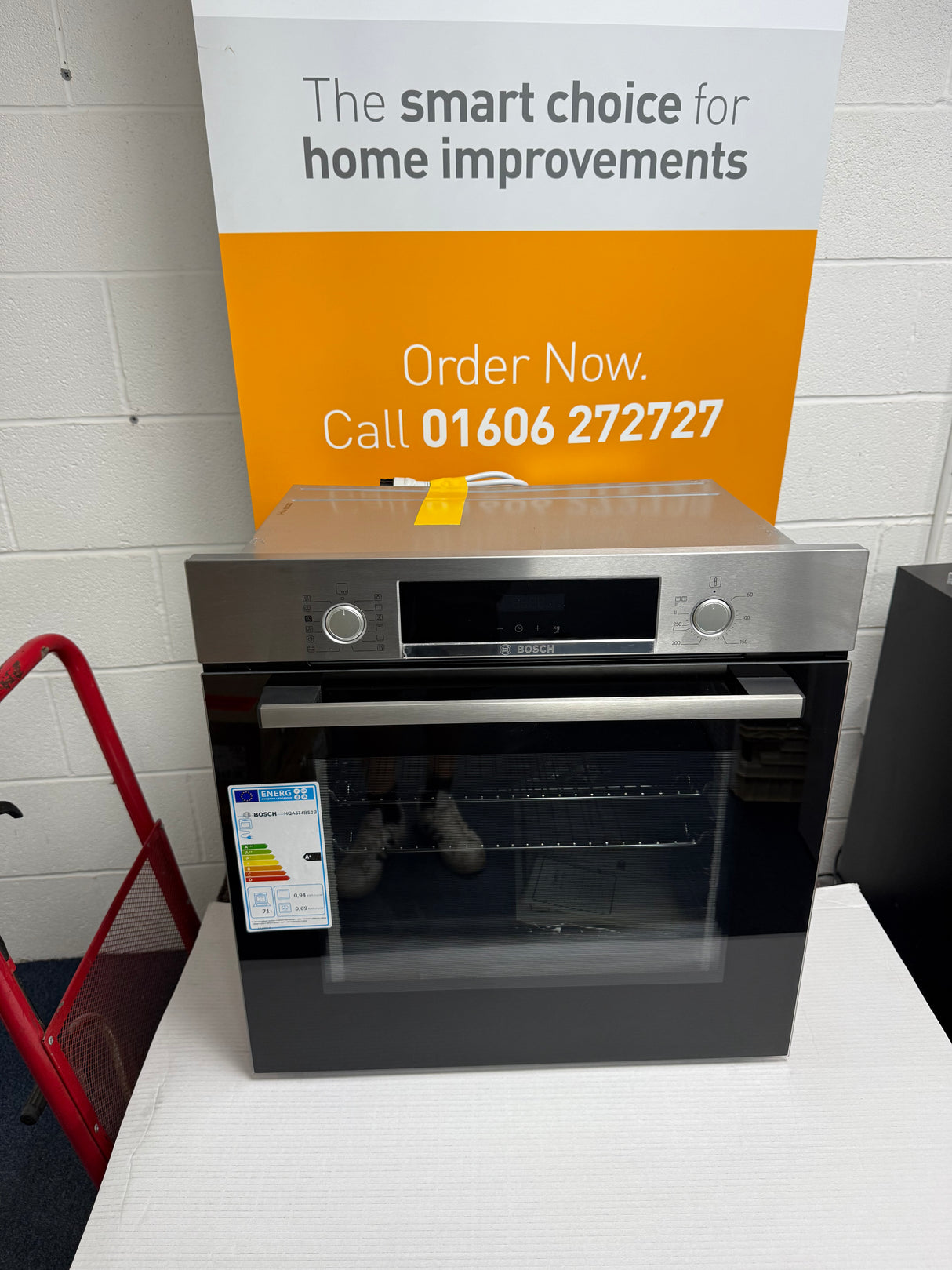 Bosch Series 4 HQA574BS3B (94) Electric Single Oven with Pyrolytic Self Cleaning in Stainless Steel - (Ex display) - HW182523