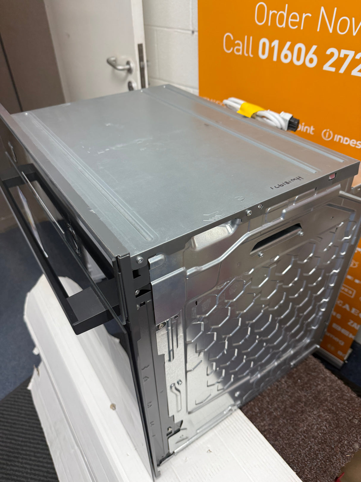 Bosch HBS573BB0B Built-in Electric Single Oven with Pyrolytic Self Cleaning in Black - A Rated - (Ex Display) - HW181971