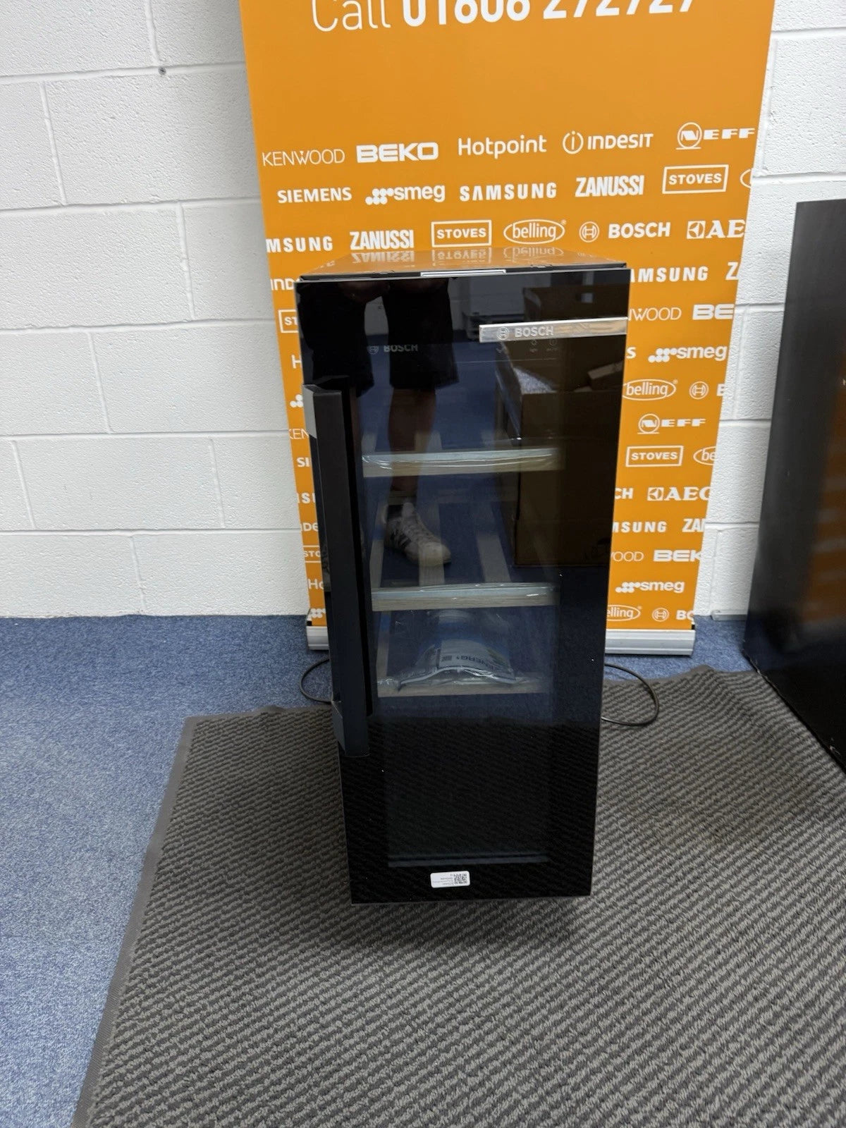 Bosch Series 6 KUW20VHF0G (10) 21 Bottle 30cm Built-in Wine Cooler - F Rated - (Ex Display) - HW182310
