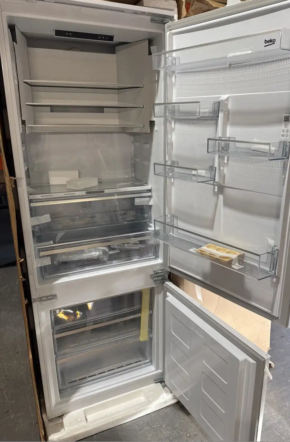 Beko BCNA47593V (76) XXL Oversized 70/30 Integrated Fridge Freezer 1940H x 690W x 555D with HarvestFresh™ - (Tatty Box) - HW182876